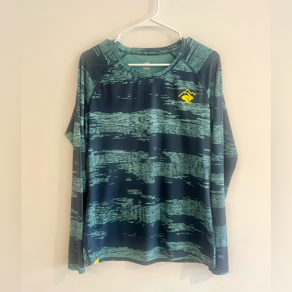 Women's Rabbit Trail Patterned Top- perforated. Size M. - Picture 6 of 6